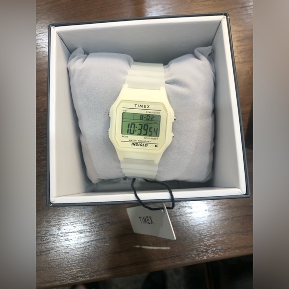 Timex T80 Glow In The Dark Watch - Picture 5 of 11